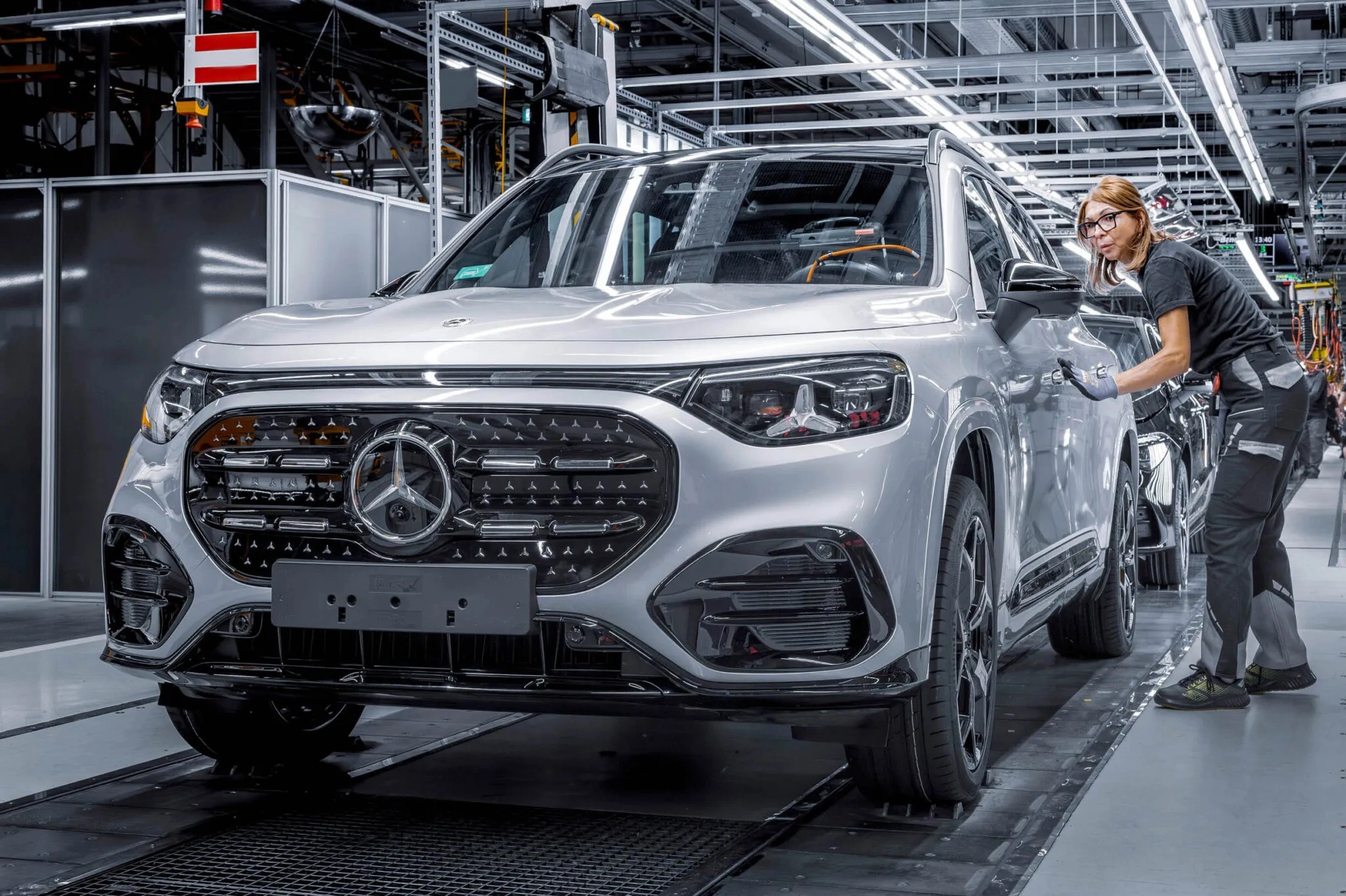 Dây_Chuyền_Sản_Xuất_Tại_Nhà_Máy_Mercedes_Ở_Kecskemét_Hungary.webp