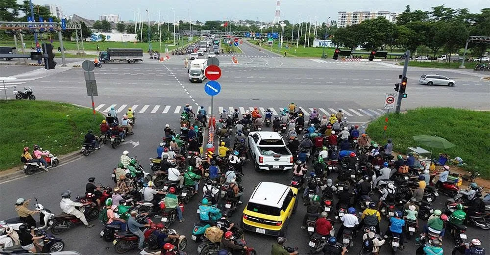 Hàng_đoàn_xe_tranh_thủ_di_chuyển_khi_qua_giao_lộ_2.webp