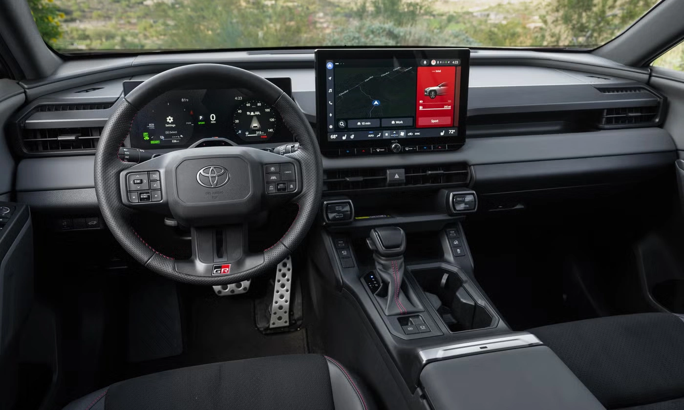 Hệ_thống_màn_hình_và_nút_bấm_vật_lý_trên_mẫu_Toyota_RAV4.webp