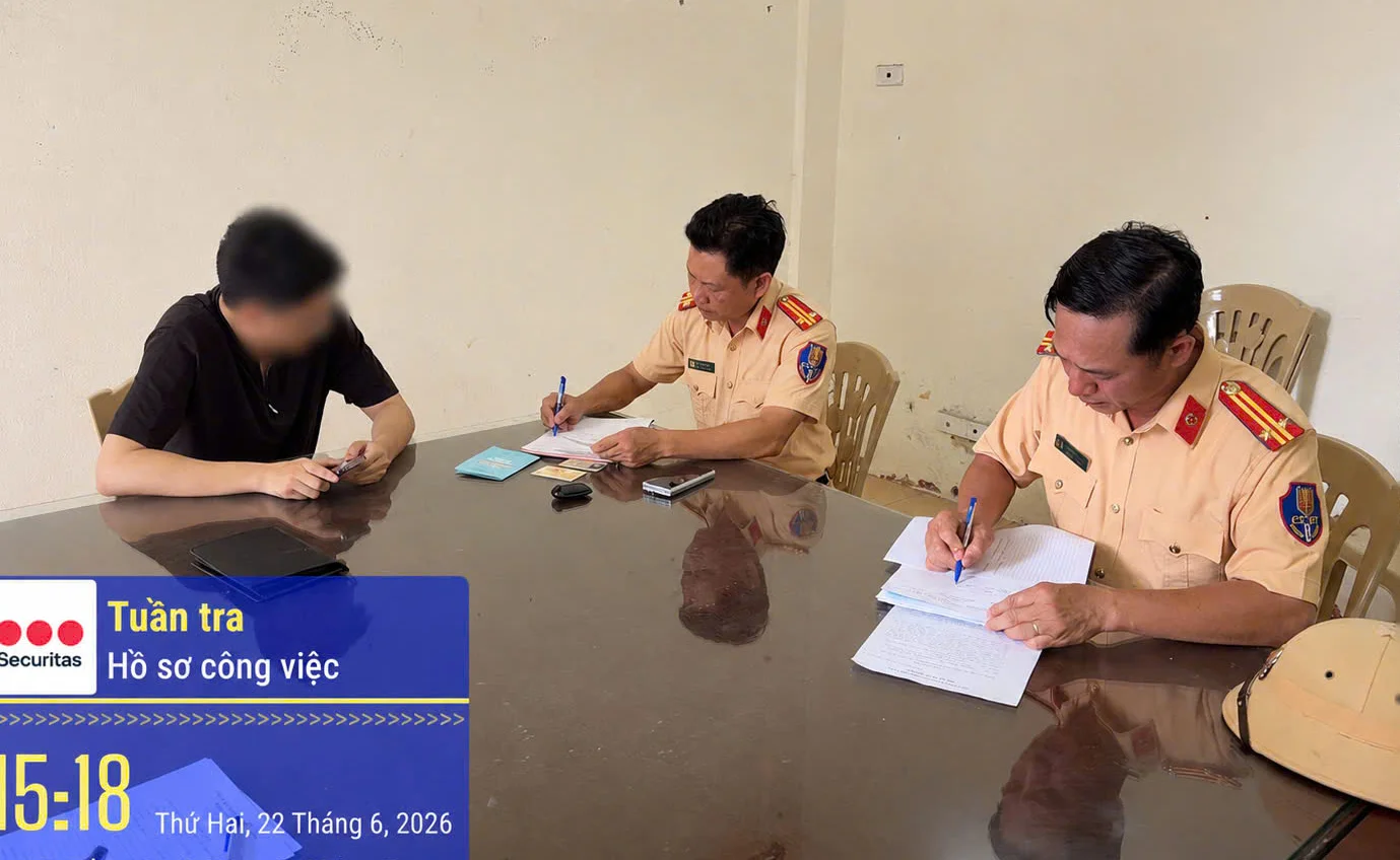 Lực lượng Cảnh sát giao thông lập biên bản xử phạt hành chính đối với ha...webp
