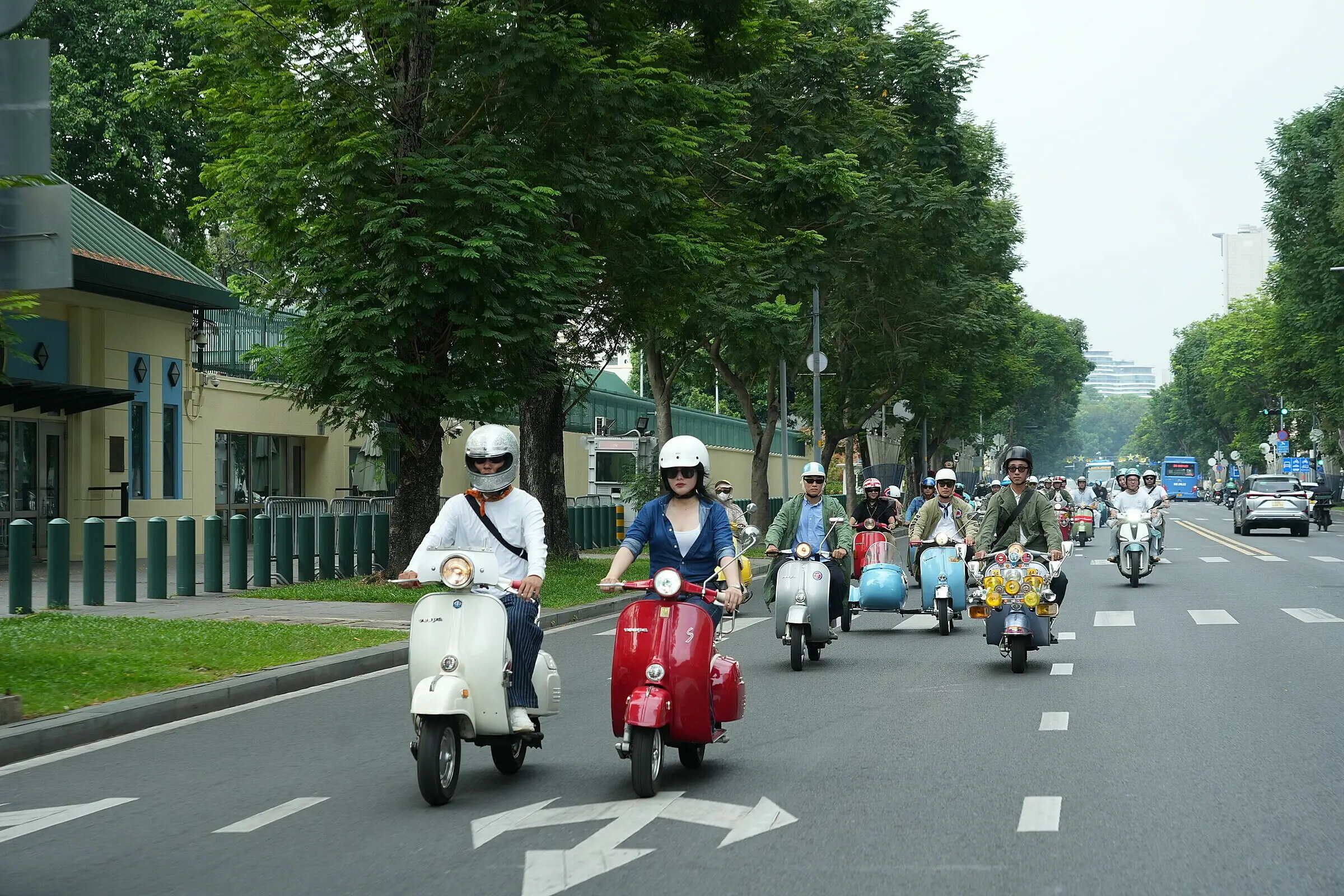 Một_Đoàn_Xe_Vespa_Cổ_Di_Chuyển_Trên_Đường_Phố_TP_HCM.webp