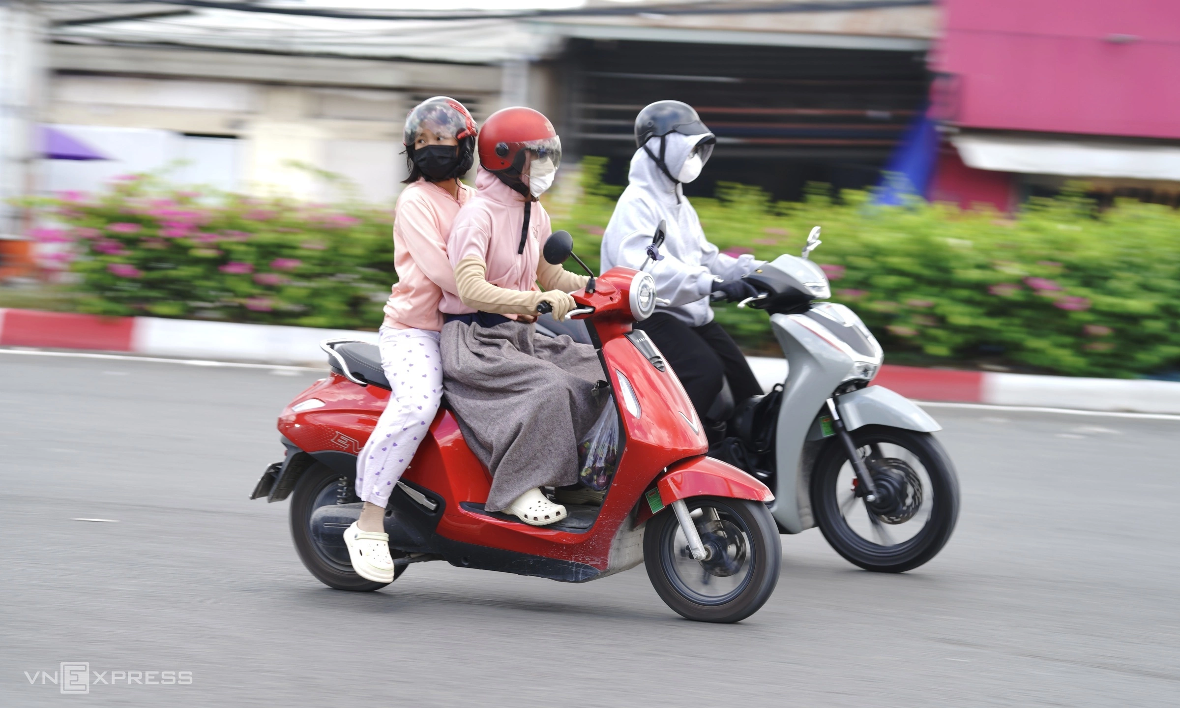 Người_dân_di_chuyển_bằng_xe_máy_Honda_và_VinFast_trên_đường_phố_TP HCM. .webp