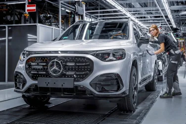 Dây_Chuyền_Sản_Xuất_Tại_Nhà_Máy_Mercedes_Ở_Kecskemét_Hungary.webp