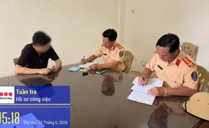 Lực lượng Cảnh sát giao thông lập biên bản xử phạt hành chính đối với ha...webp