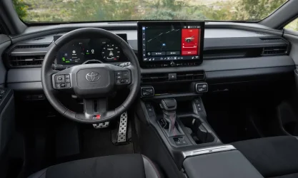 Hệ_thống_màn_hình_và_nút_bấm_vật_lý_trên_mẫu_Toyota_RAV4.webp